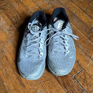 Unisex silver Nike Metcons mens size 6.5. Womens 8.5. Worn twice